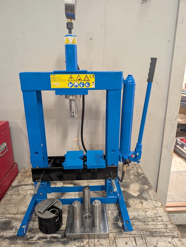 Hydraulpress med A.R.T-verktyg för vevaxelarbete